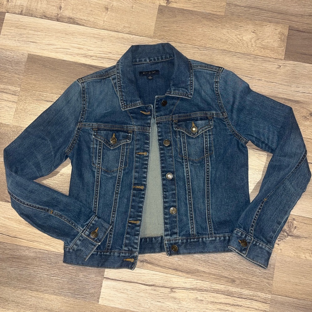 Banana Republic Jean jacket with a simple and beautiful design on the back!💙